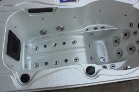 Одноместный гидромассажный бассейн Sunrans SR841 Одноместный гидромассажный бассейн Sunrans SR841